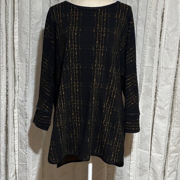 Ali Miles TunicTop a style featuring a black base with a windowpane plaid - Picture 2 of 13